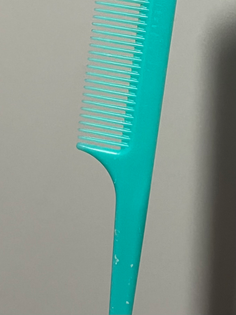 이런 꼬리빗은 뭘로 만드나요?의 0번 째 이미지