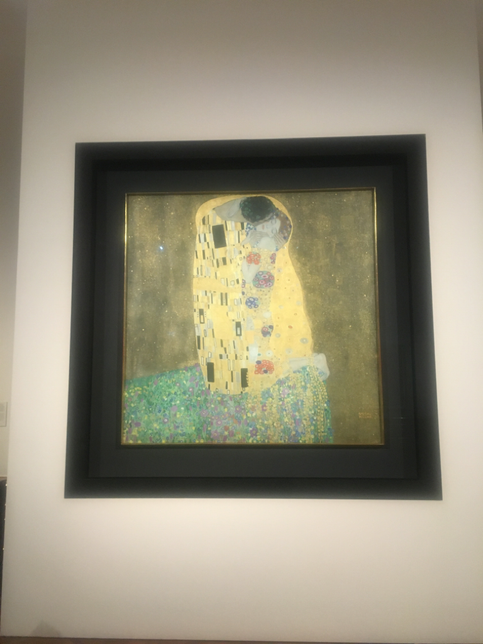 구스타프 클림트의 그림 키스에서의 주인공 자세가 부자연스럽게 그린이유는 뭘까요?의 0번 째 이미지
