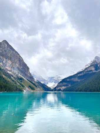 빙하가 녹은 물은 왜 에메랄드 빛깔인가요?의 0번 째 이미지