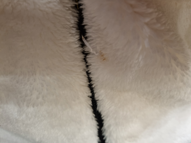 흰색 털옷에 털빠지고 오염 처리방법이요..의 0번 째 이미지