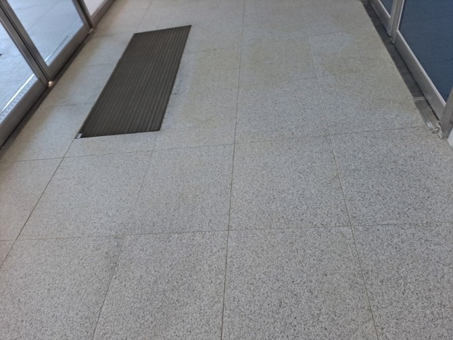 화강석 바닥 누런 오염 무엇으로 잘 지워지나요?의 0번 째 이미지