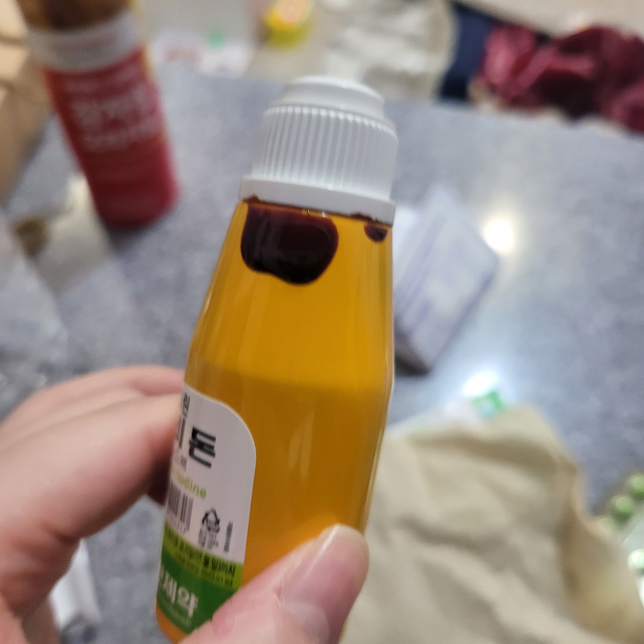 빨간약 포비돈 사서 개봉도 안했는데 이렇게 샌채로 굳어있어요. 사용해도 되는건가요?의 0번 째 이미지