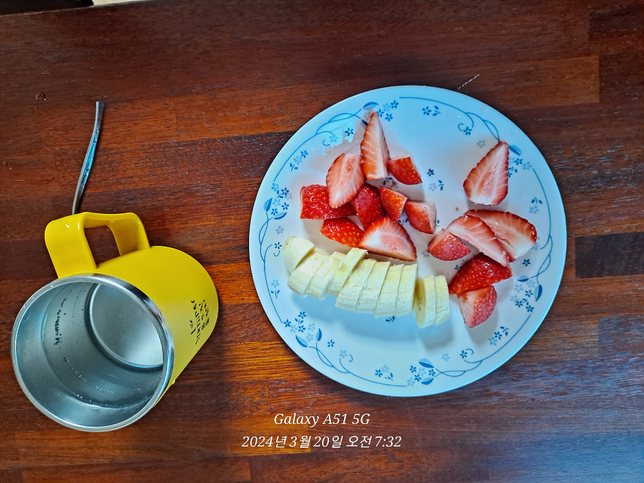 오늘 아침으로 간단하게 바나나 1개와 딸기 6개를 먹었는데 이렇게 먹으면 제가 앓고 있는 변비와 소화불량 개선에 도움을 받을 수 있을까요?..의 0번 째 이미지