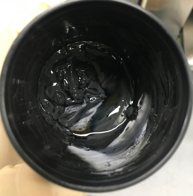 실험실 시약장에서 오래된 니켈페이스트를 찾았는데요 뚜껑을 열어보니 파란색의 용제가 떠다닙니다 혹 니켈이 산화된걸까요?의 0번 째 이미지