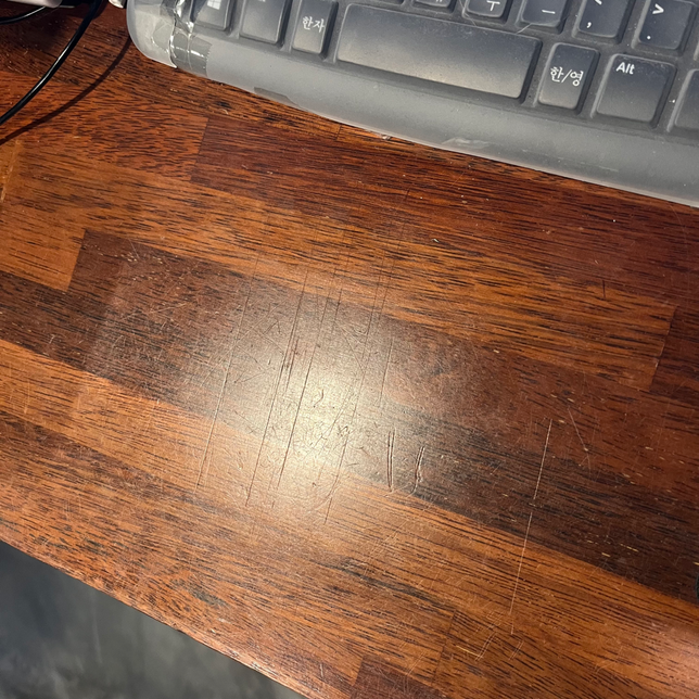 일하던 중 책상 상판에 칼자국 냈는데 과한 배상금 요구하시는거 같아요의 0번 째 이미지