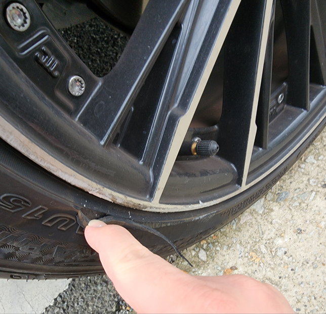 타이어로 연석을 그었습니다. 어떻게 해야할지...의 1번 째 이미지