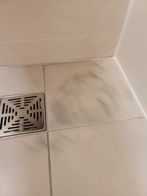 욕실청소하다가 녹제거제를 타일에 뿌렸는데 검은색 얼룩이생겼어요 어떡하죠?의 0번 째 이미지