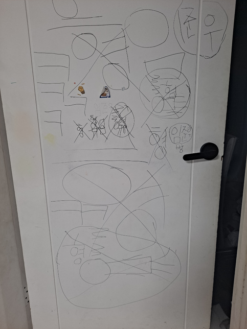 방문에 낙서 자국 지우는 방법좀..의 0번 째 이미지