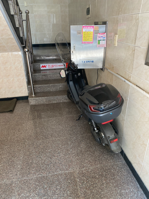계단 옆 전동 오토바이 불법 충전 및 계단 점거 사항에 해당하나요??의 0번 째 이미지