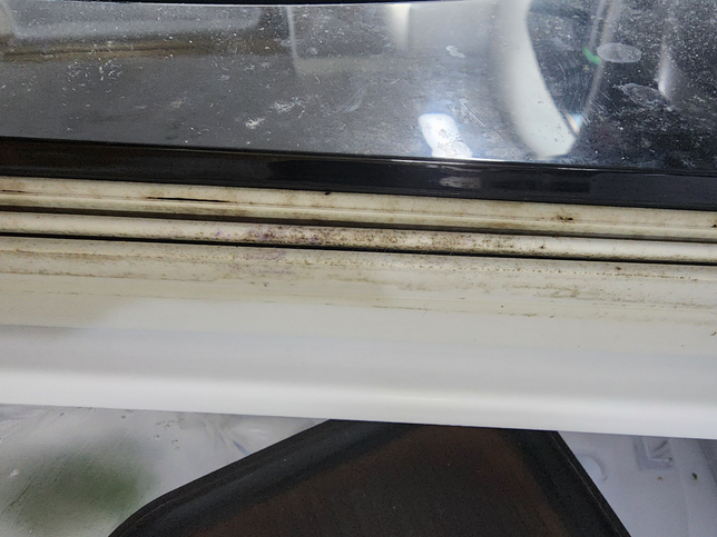 냉장고 문에 검은 것?곰팡이 인가요??의 0번 째 이미지